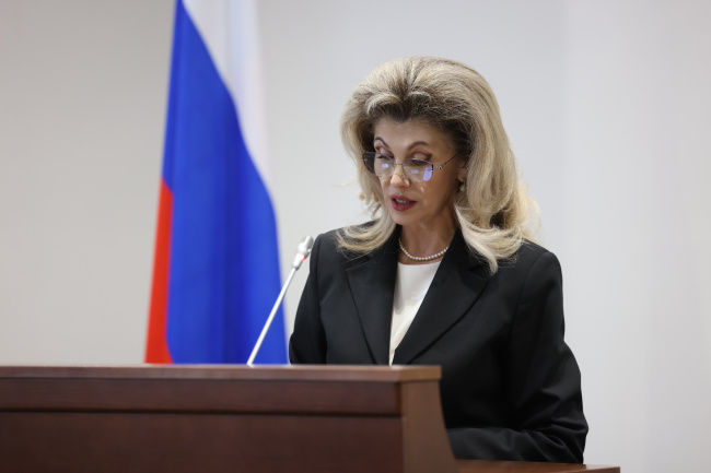 Председатель облизбиркома Инесса Винярская вручила избранным депутатам Законодательного Собрания Калининградской области удостоверения об избрании